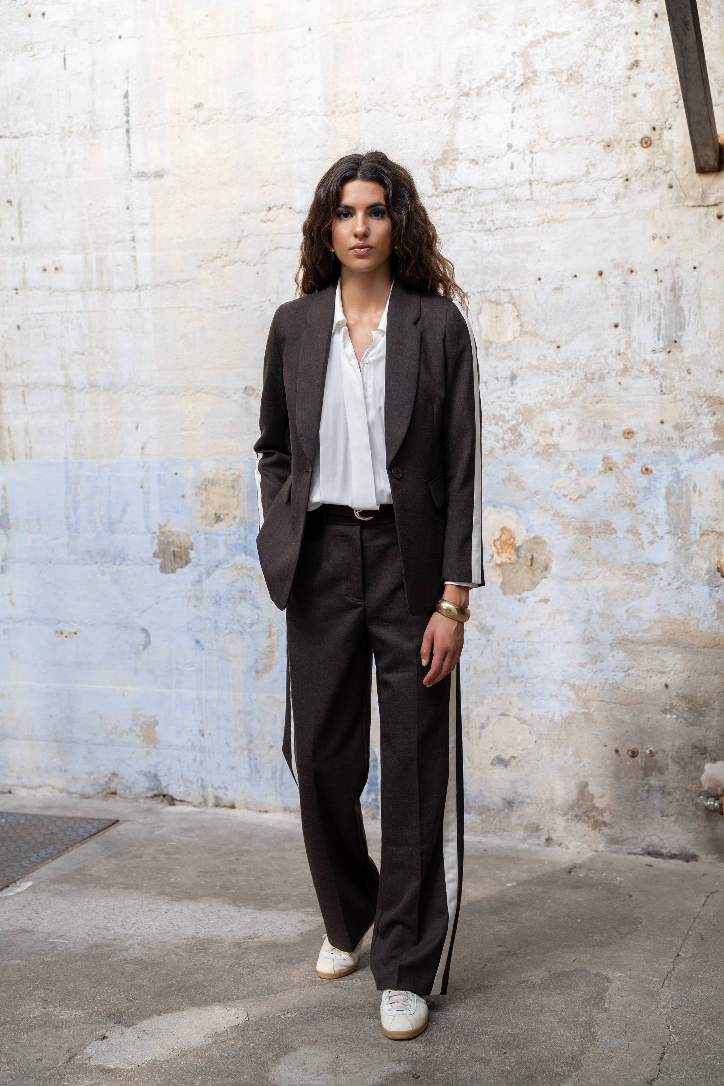 Lulumary Blazer mit weißen Ärmelstreifen Kaffeebraun