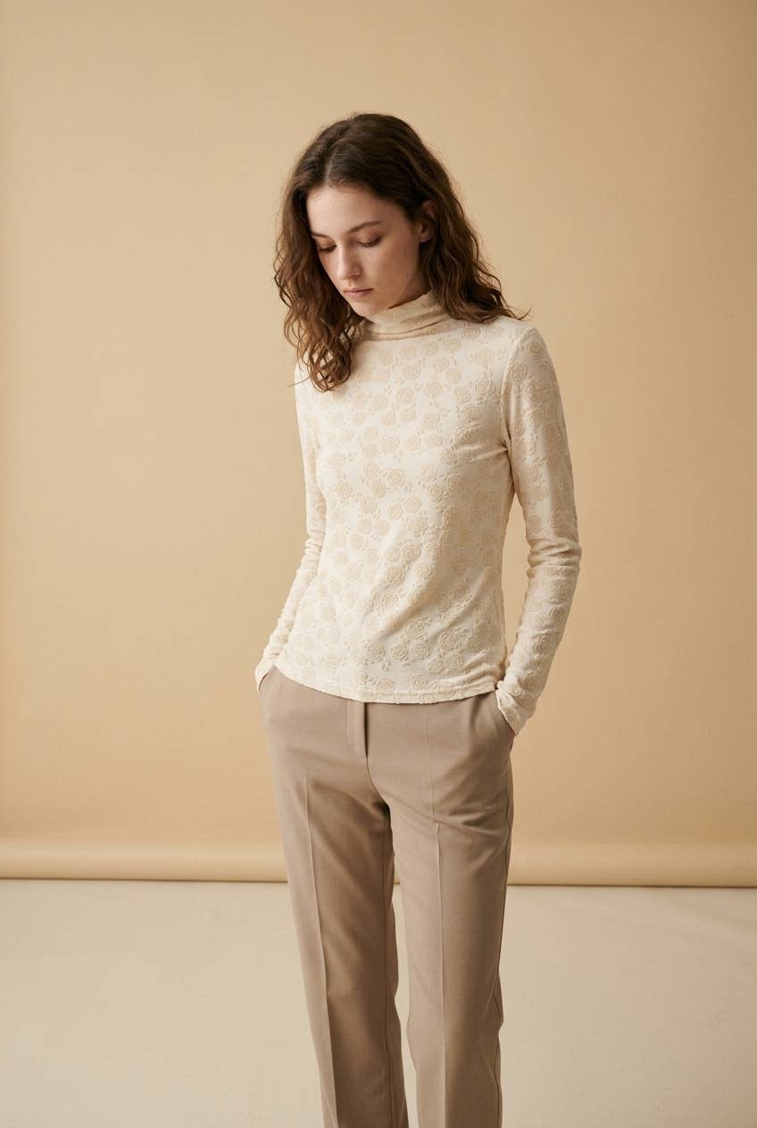 Choklate Paris Langarmtop Hazel mit Stehkragen und Samtblumen in Ecru