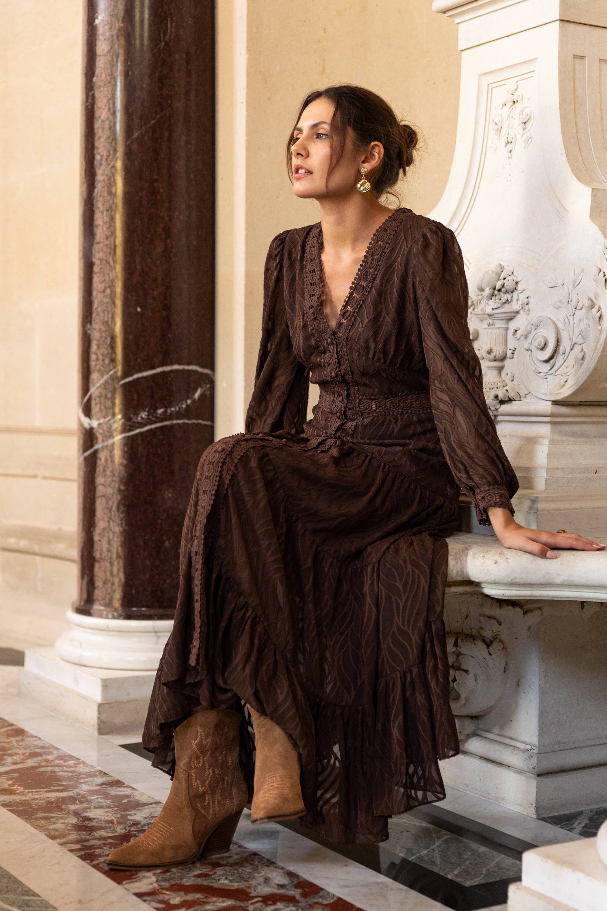 Choklate Paris Avril – Langes Spitzenkleid mit Volants in Choco-Braun