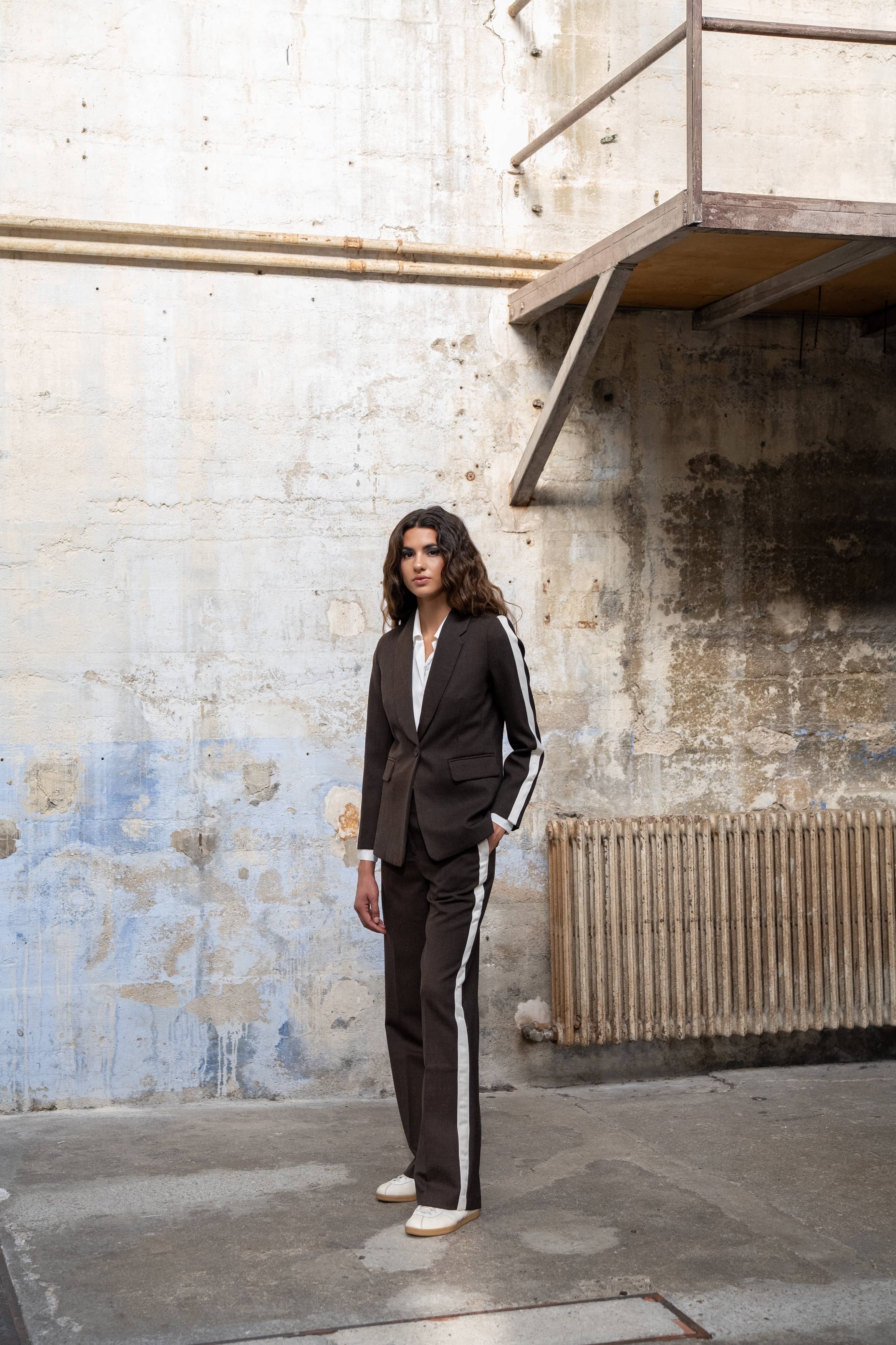 Lulumary Blazer mit weißen Ärmelstreifen Kaffeebraun