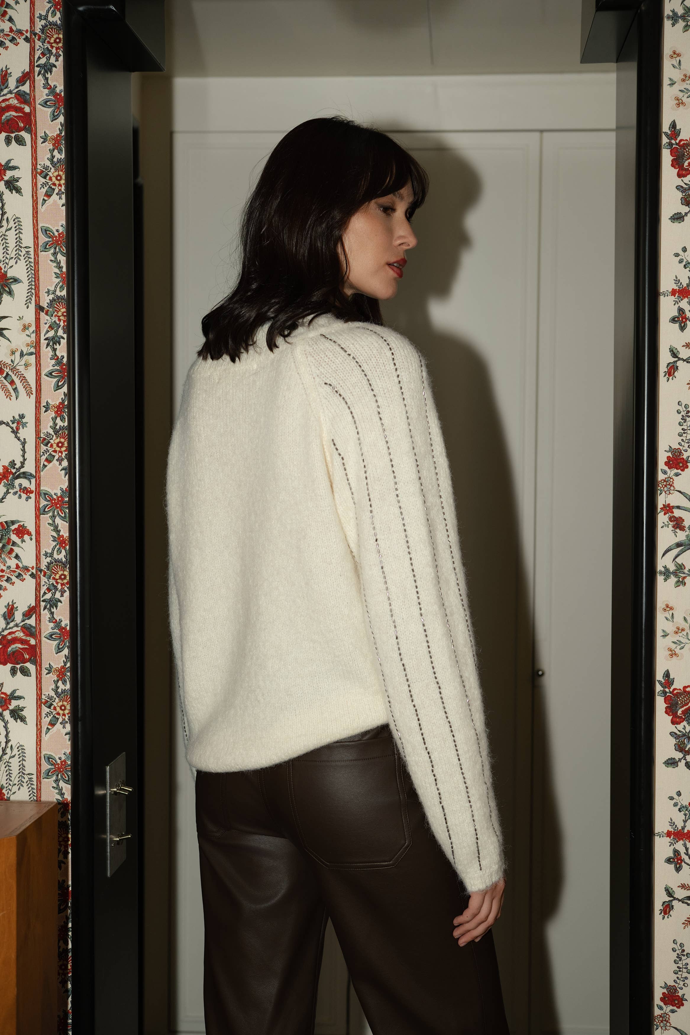Lulumary Weicher Strickpullover mit silbernem Perlenbesatz in Beige
