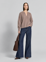 Tamba Flauschiger Angora-Strickpullover mit V-Ausschnitt in Bordeaux – lockere Passform