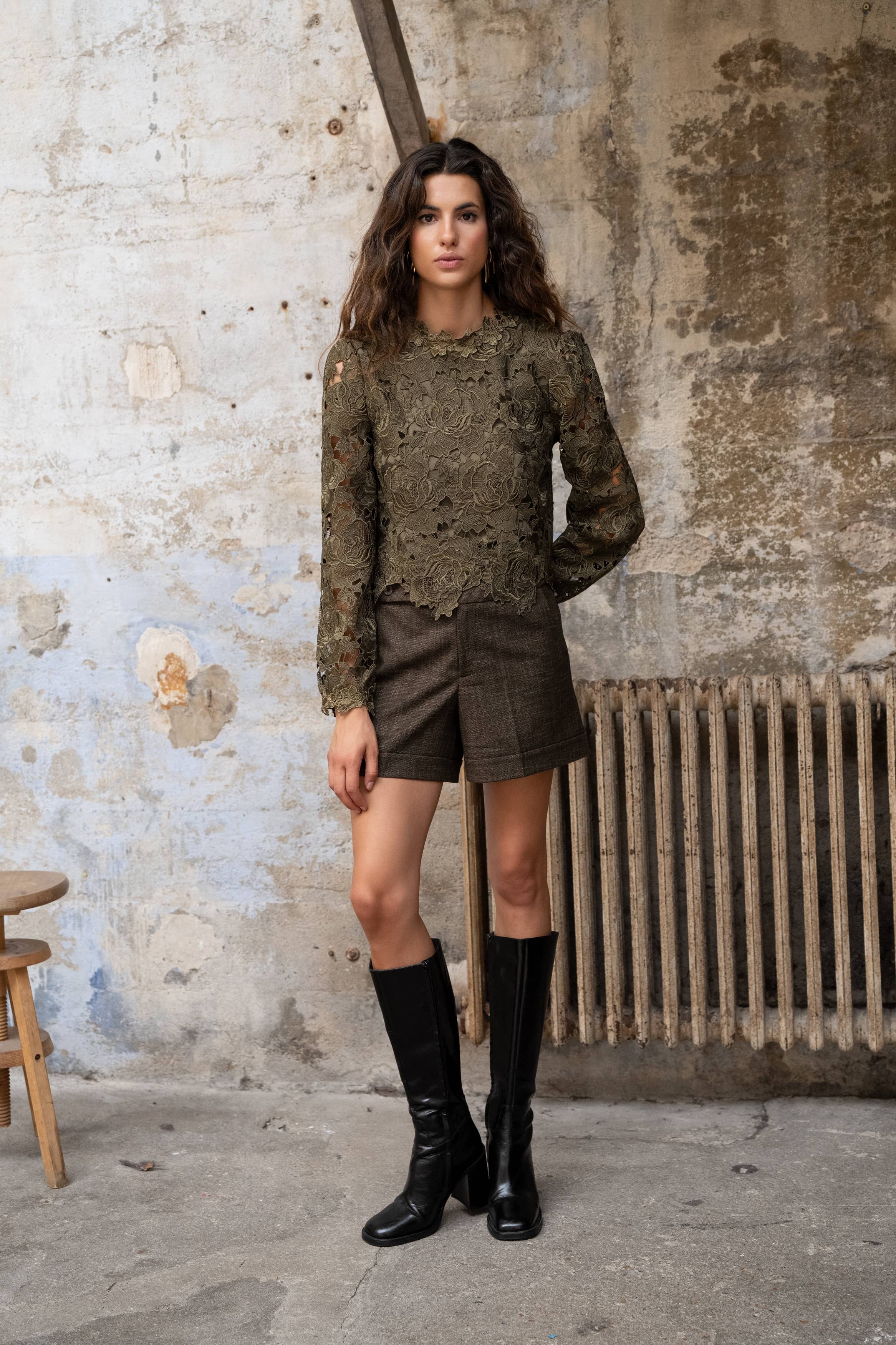 Lulumary Guipure-Spitzenbluse mit Rosenrelief Khaki