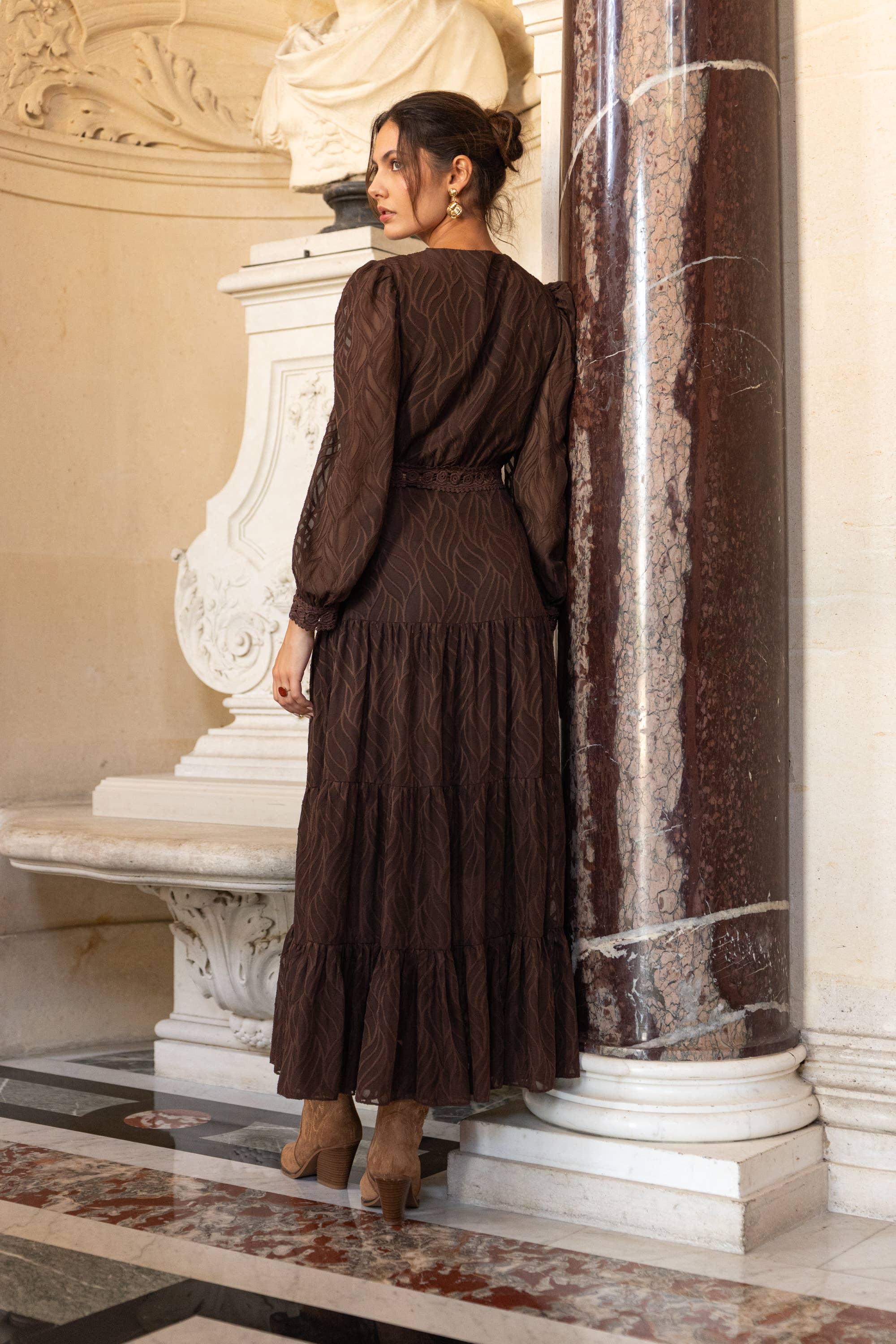 Choklate Paris Avril – Langes Spitzenkleid mit Volants in Choco-Braun