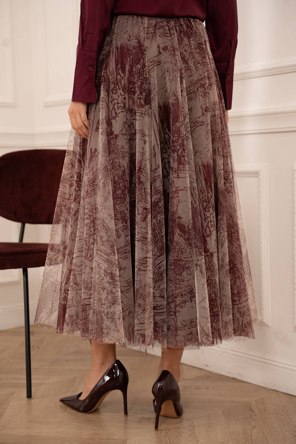 Choklate Paris Ambre langer Tüllrock mit Toile-de-Jouy-Print in Bordeaux – schmale Silhouette