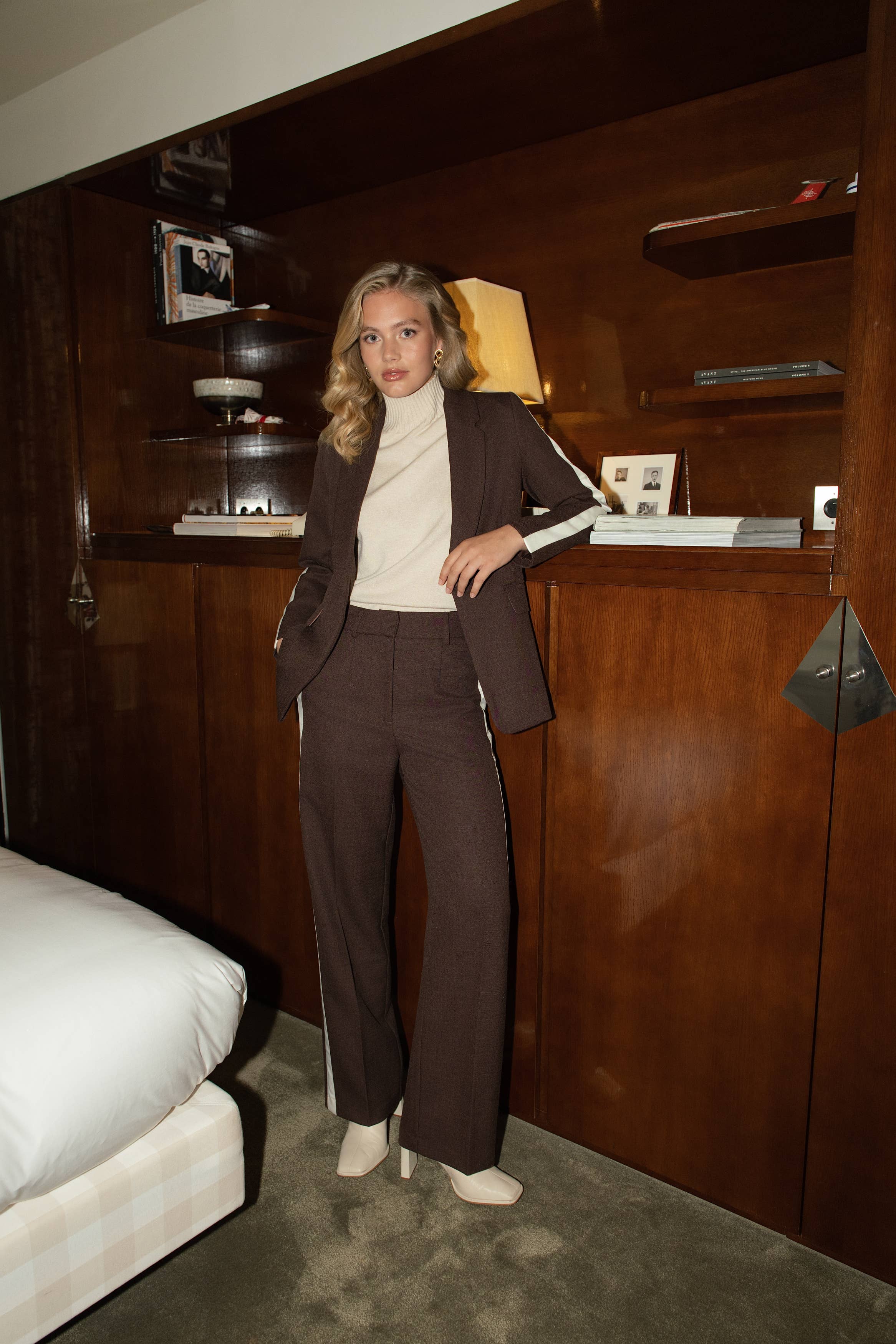 Lulumary Blazer mit weißen Ärmelstreifen Kaffeebraun