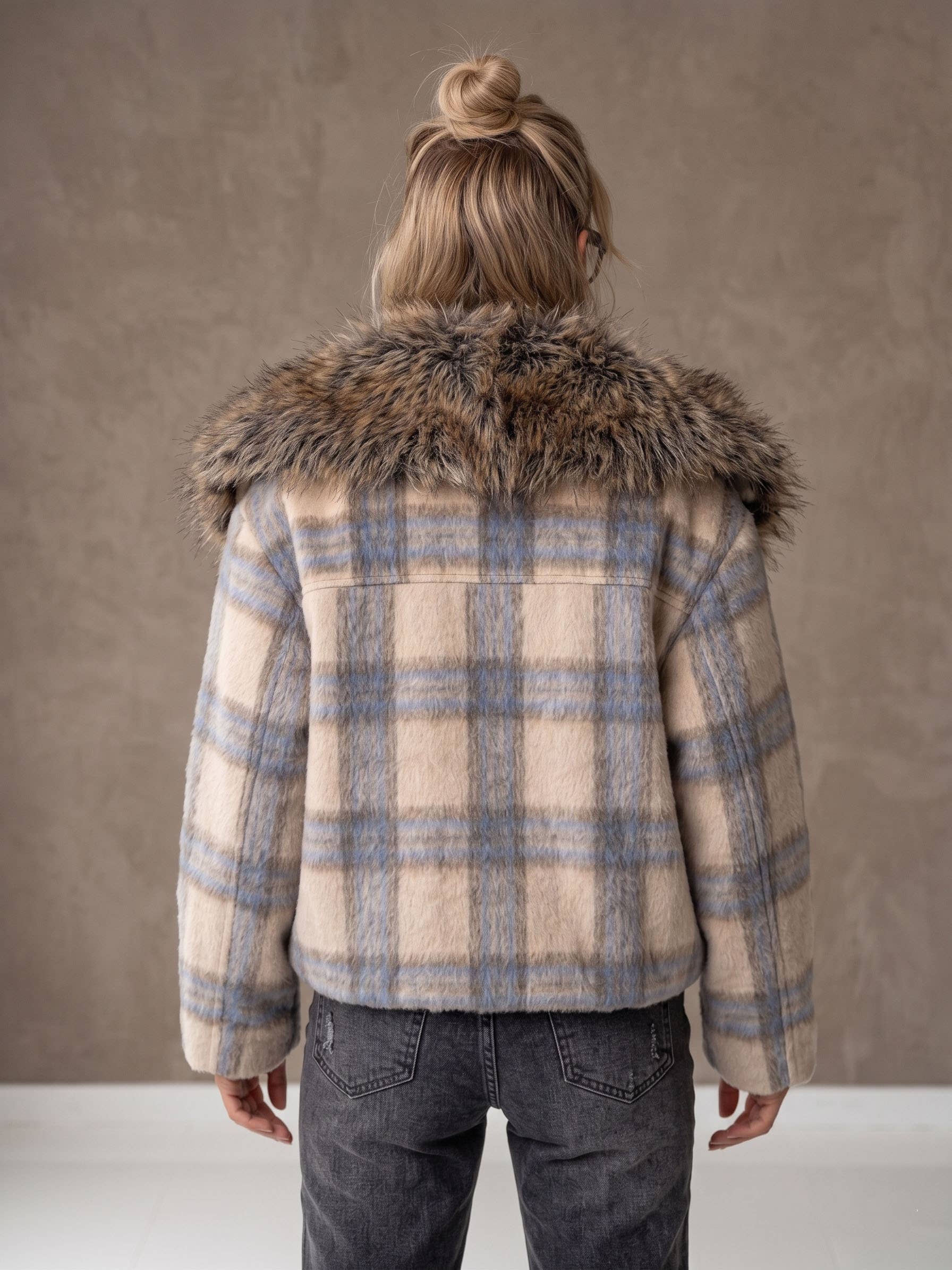 Cherry Paris Jacke Aeryn mit Karomuster und Kunstfellkragen Beige