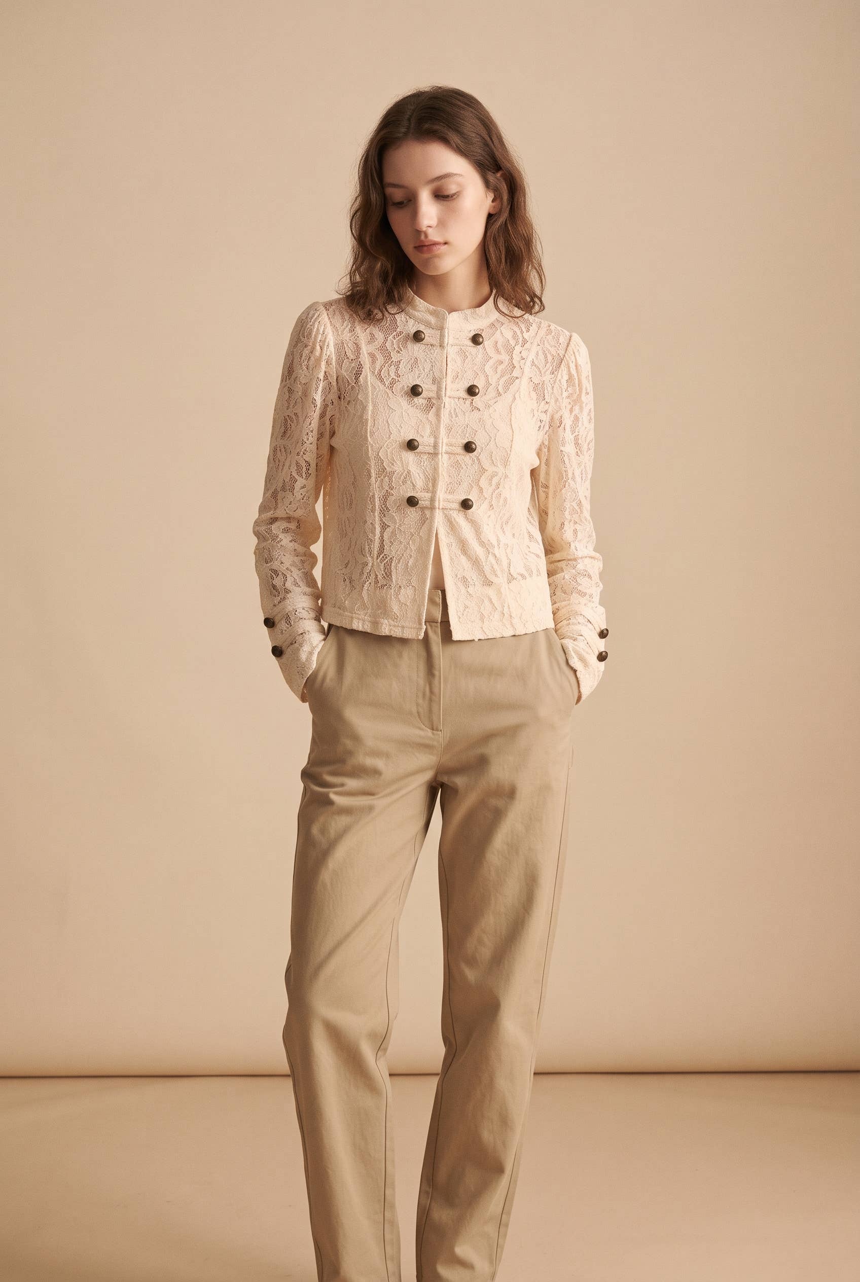 Choklate Paris Céline Spitzen-Blusenjacke mit Stehkragen in Ecru
