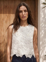 Choklate Paris Crop-Top mit 3D-Blumenstickerei in Weiß
