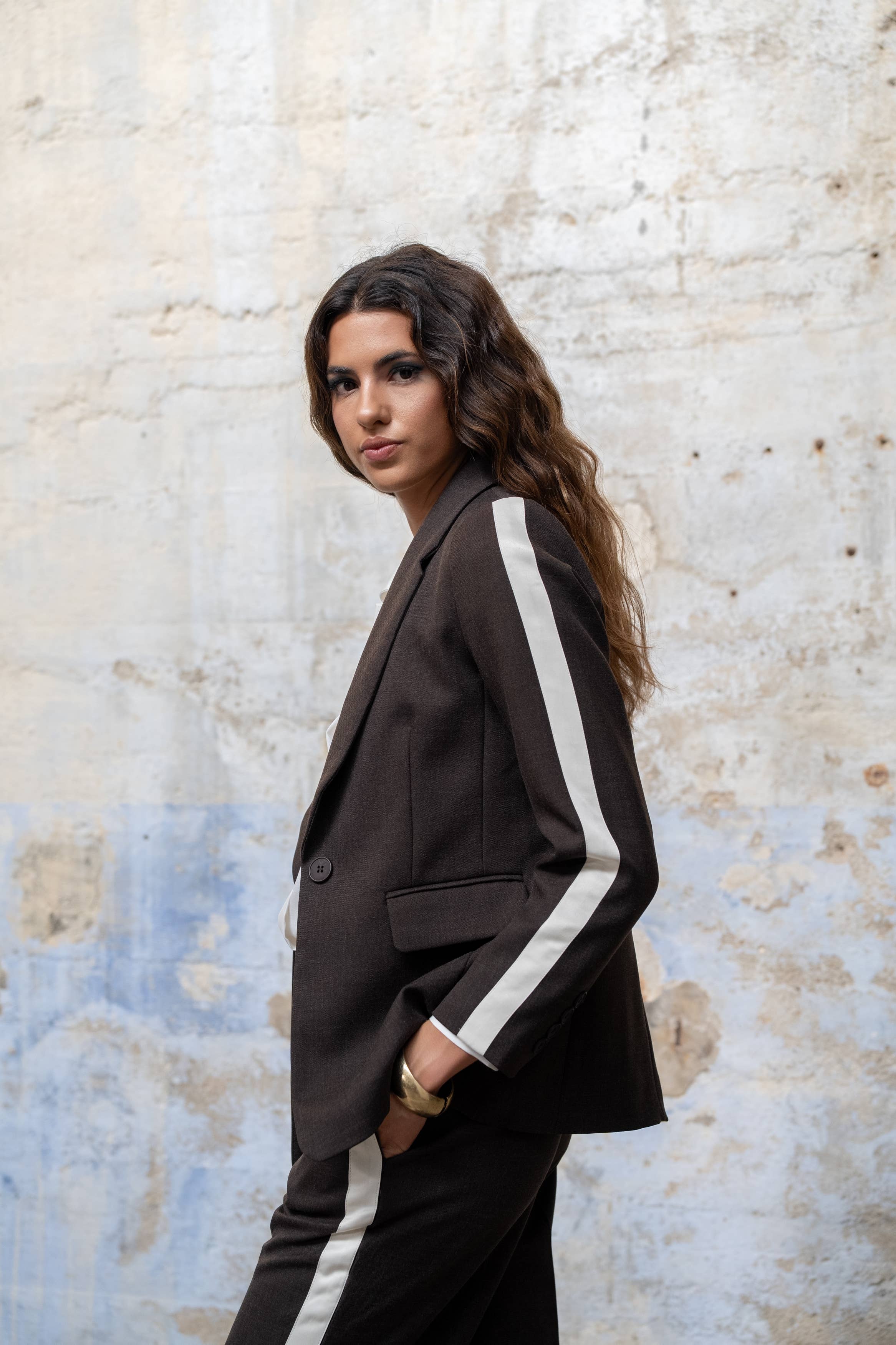 Lulumary Blazer mit weißen Ärmelstreifen Kaffeebraun