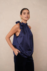 Choklate Paris Satin-Oberteil Elisabeth mit Schleife am Kragen  Marineblau