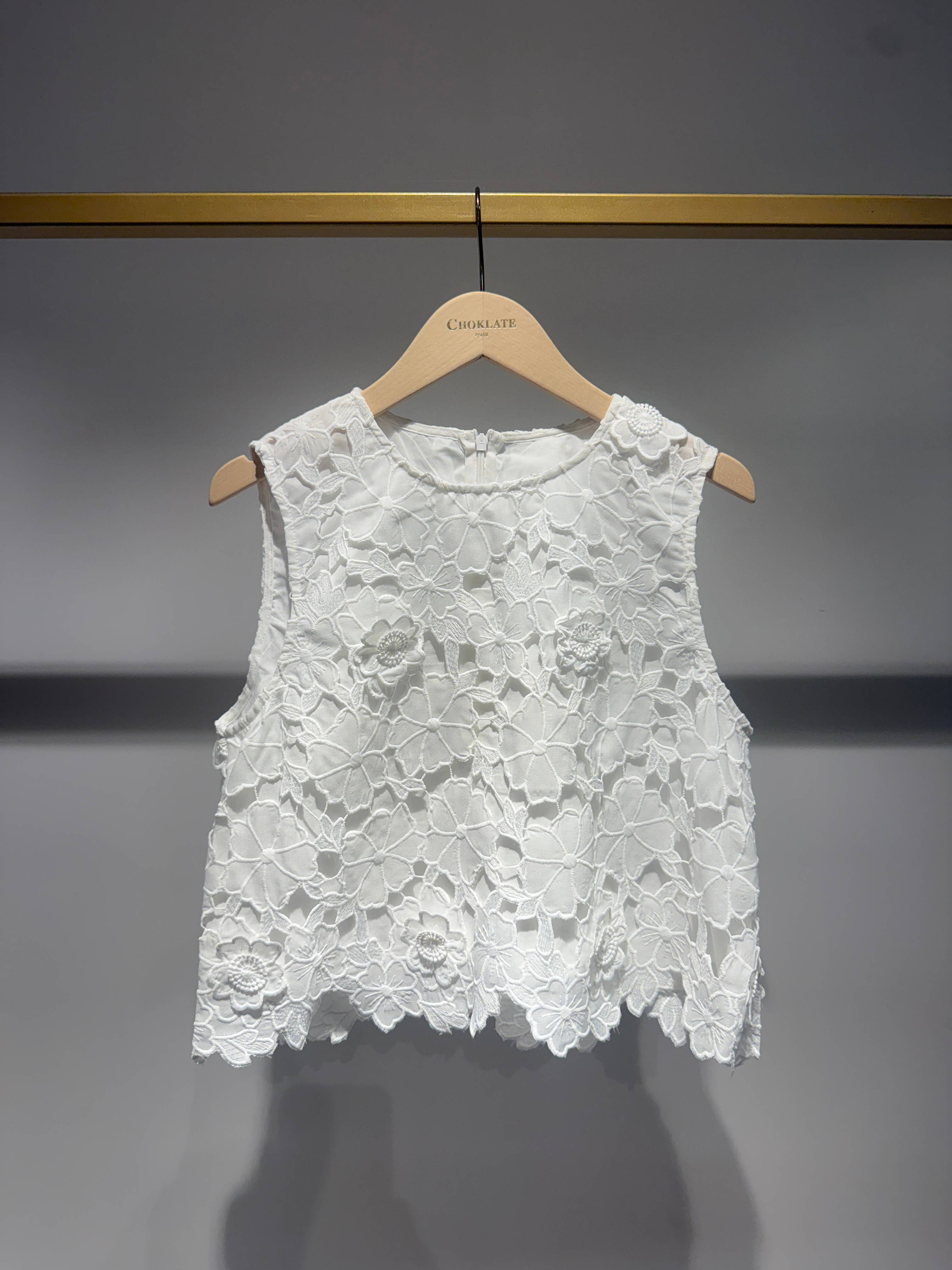 Choklate Paris Crop-Top mit 3D-Blumenstickerei in Weiß