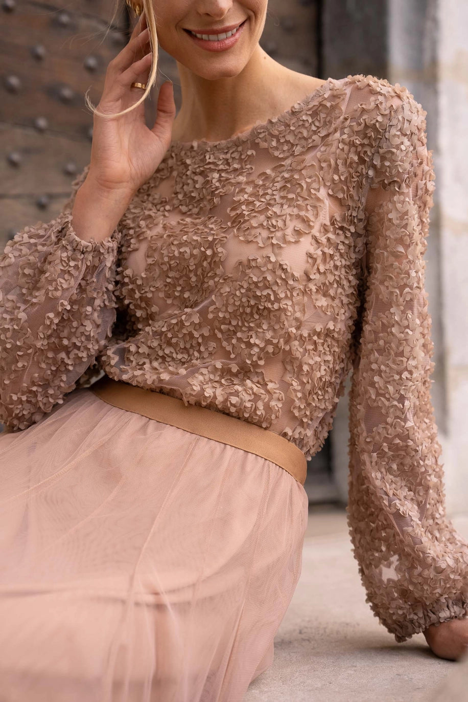 Choklate Paris" Rosettenbluse" in Taupe – Bluse mit U-Boot-Ausschnitt