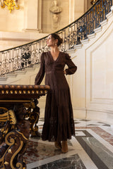 Choklate Paris Avril – Langes Spitzenkleid mit Volants in Choco-Braun