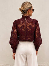 Choklate Paris Bluse Penelope aus Guipure-Spitze in Beerenrot – kurze Passform