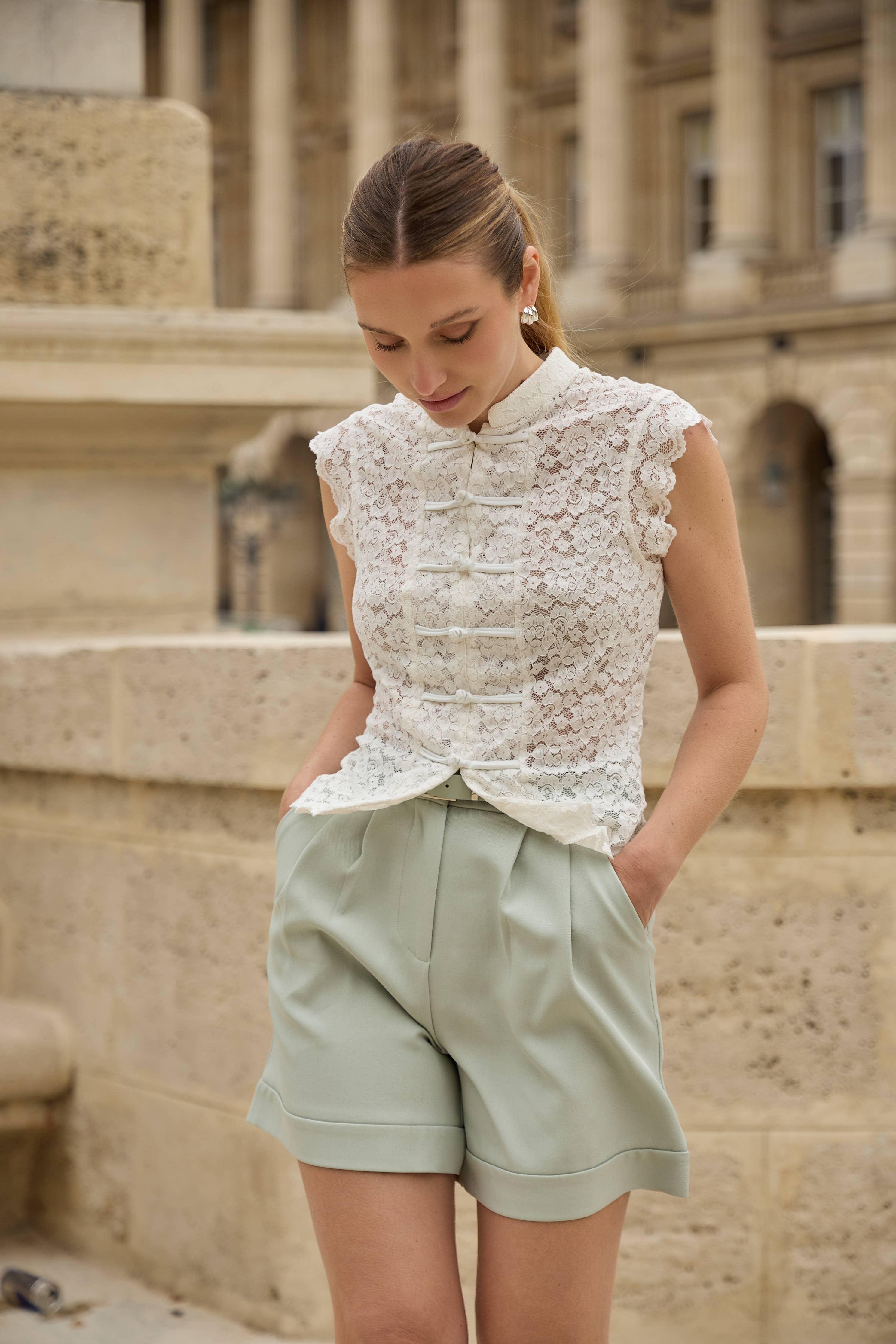 Lulumary Spitzentop Ecru im Qipao-Stil mit Froschknöpfen