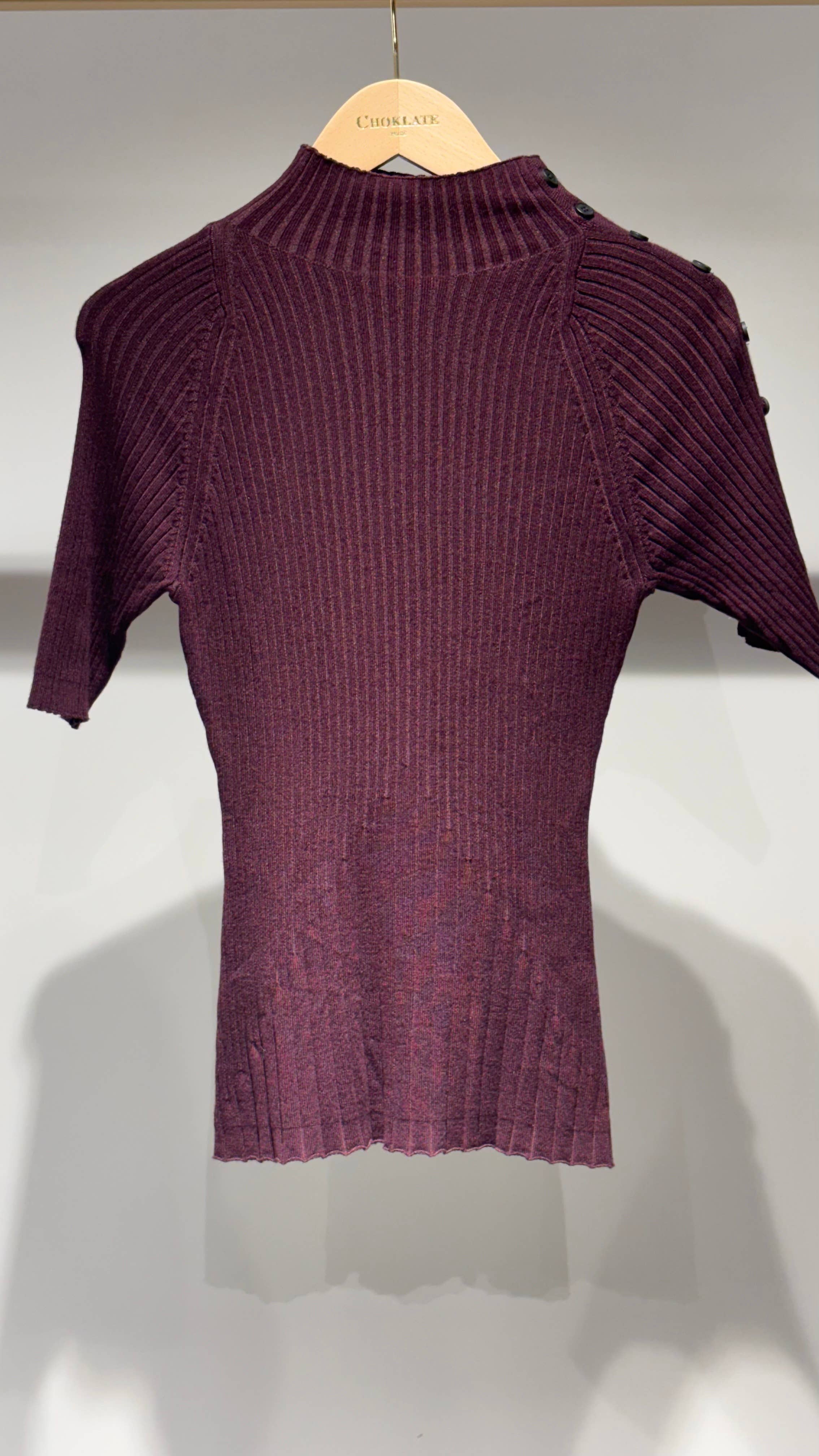 Choklate Paris Kurzarmpullover Lou mit Schulterknöpfen Pflaume