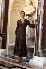 Choklate Paris Avril – Langes Spitzenkleid mit Volants in Choco-Braun