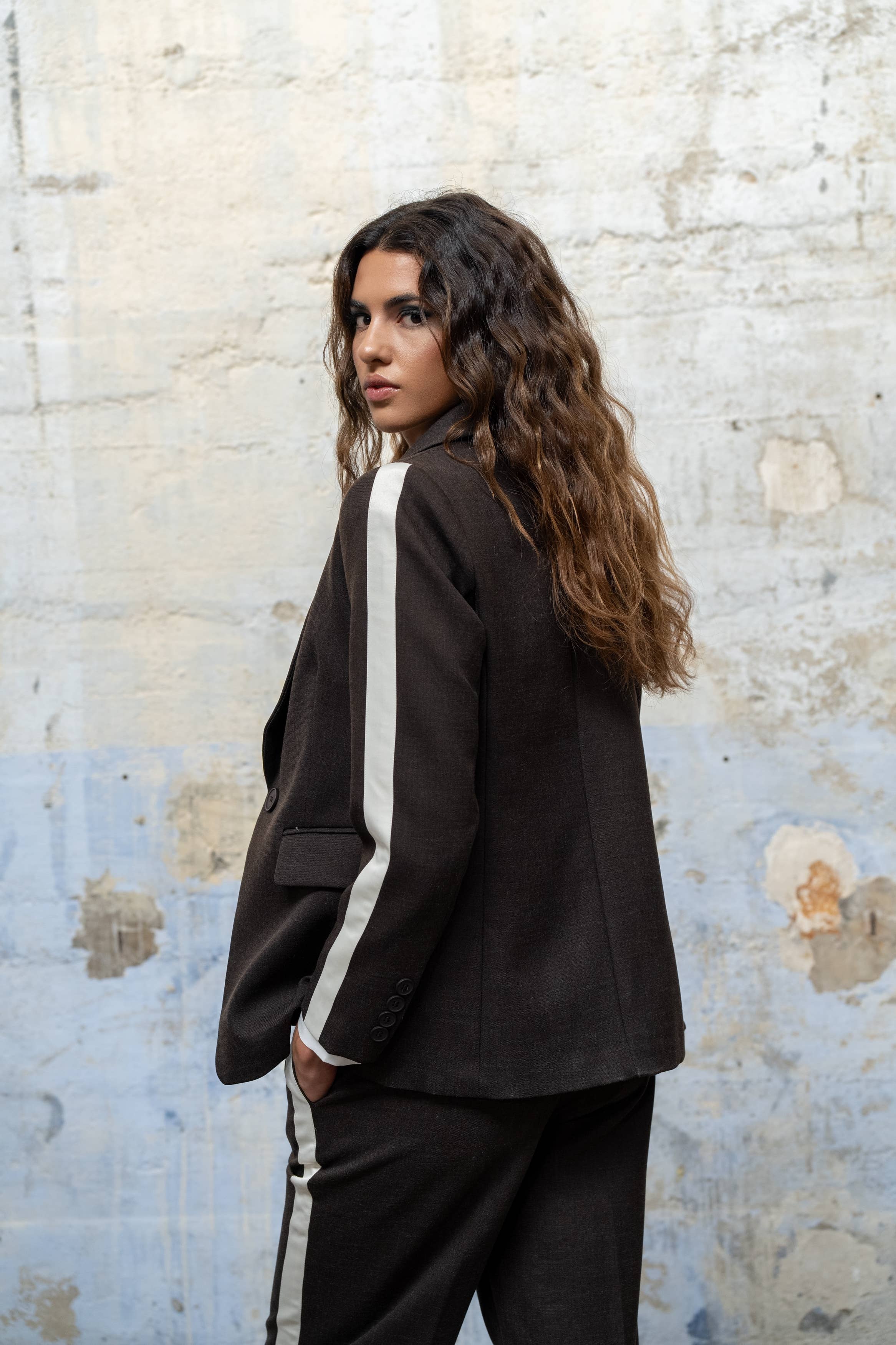 Lulumary Blazer mit weißen Ärmelstreifen Kaffeebraun