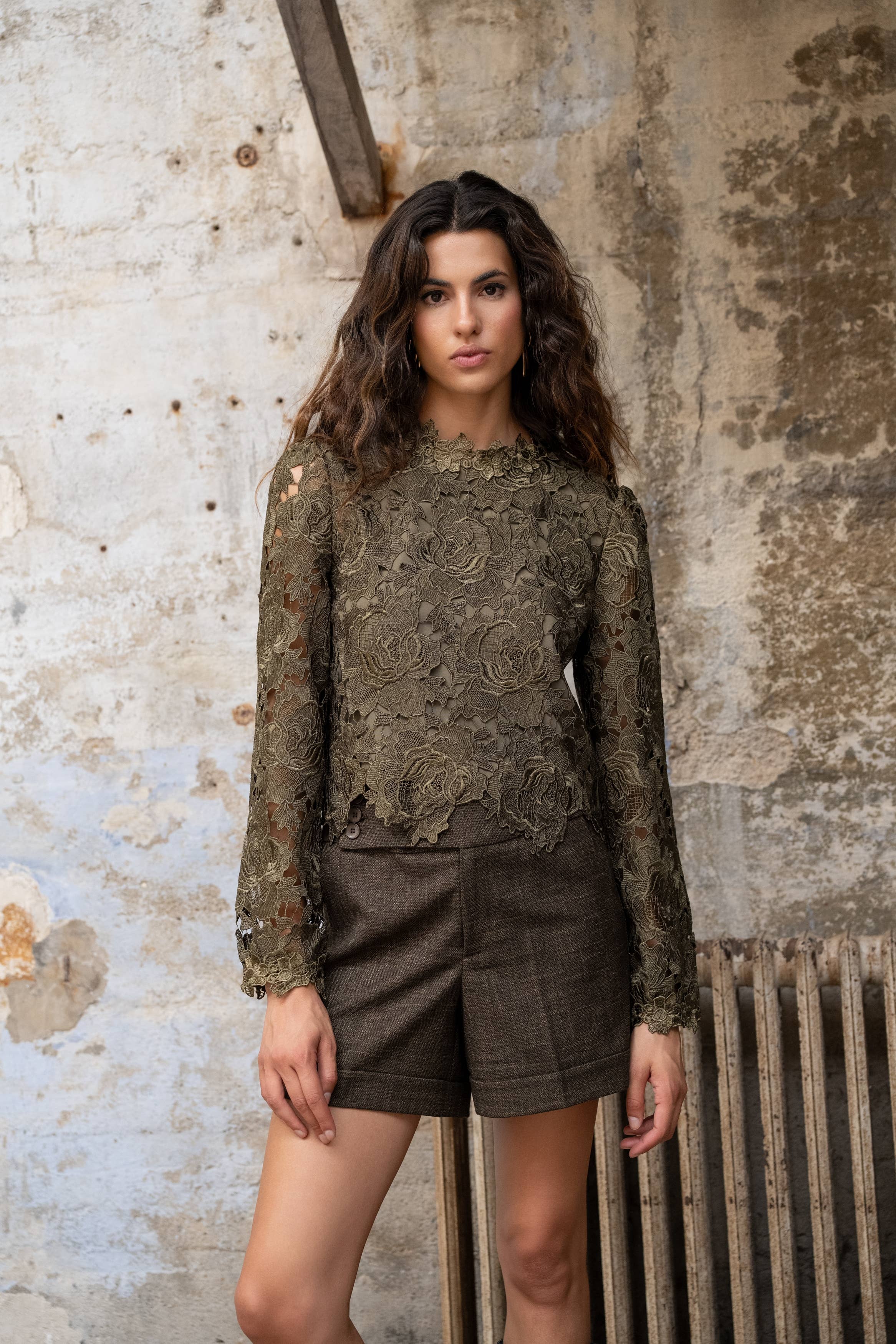 Lulumary Guipure-Spitzenbluse mit Rosenrelief Khaki
