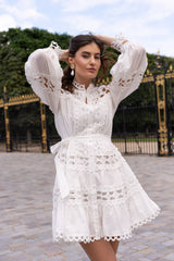 Choklate Paris - Kurzes Ellie-Kleid aus durchbrochener Baumwolle in Weiß - Hemdblusenkleid mit Spitzen-Einsätzen