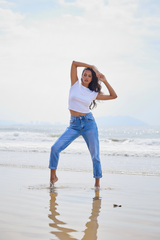 ANA & LUCY Jeans dynamische Pose mit weißem Top