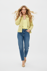 An'ge Paris Jacke Niba - dynamische Fashion Pose