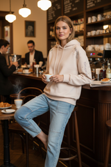An'ge Paris Sweat Aroby mit Sexy Woman Jeans im Café