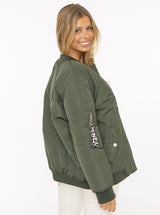 Zwillingsherz Bomberjacke "Wild at Heart" Olive - Statement-Jacke mit Leo-Print