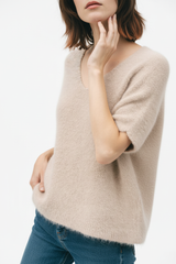 Baby-Alpaka Pullover mit weißem Studio-Hintergrund