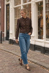 Choklate Paris Céline Spitzen-Blusenjacke mit Stehkragen in Choco