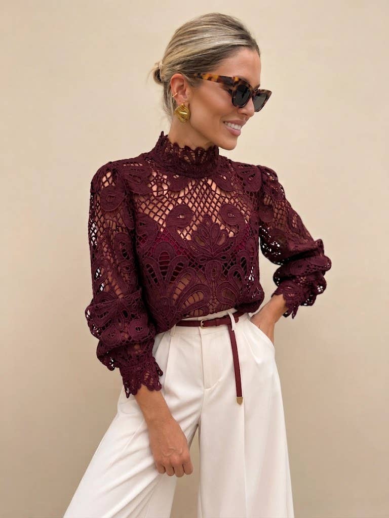 Choklate Paris Bluse Penelope aus Guipure-Spitze in Beerenrot – kurze Passform