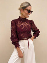 Choklate Paris Bluse Penelope aus Guipure-Spitze in Beerenrot – kurze Passform