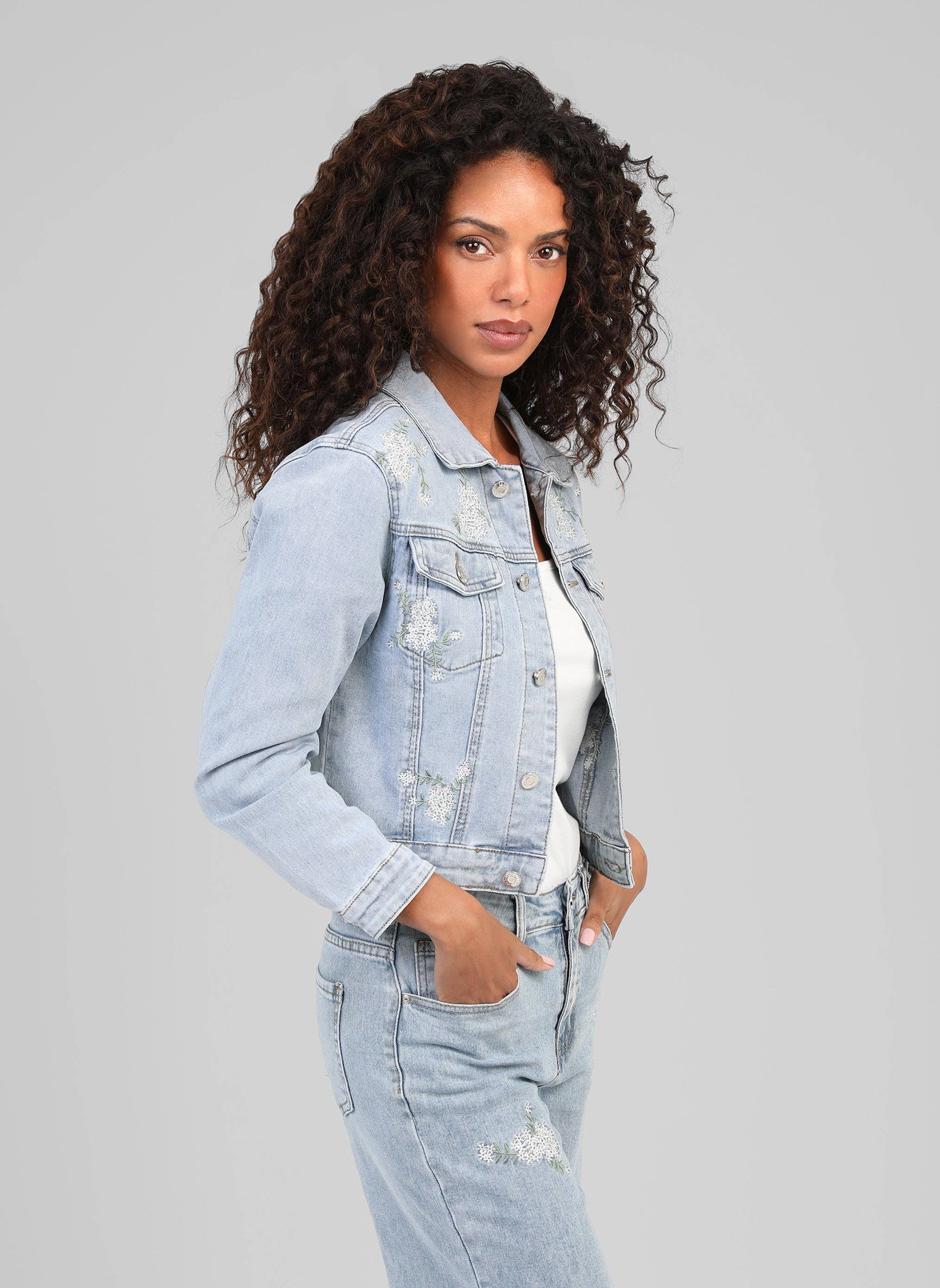 An'ge Paris Jeansjacke Pfiffeuille Hellblau mit Blütenstickerei