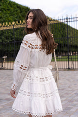 Choklate Paris - Kurzes Ellie-Kleid aus durchbrochener Baumwolle in Weiß - Hemdblusenkleid mit Spitzen-Einsätzen