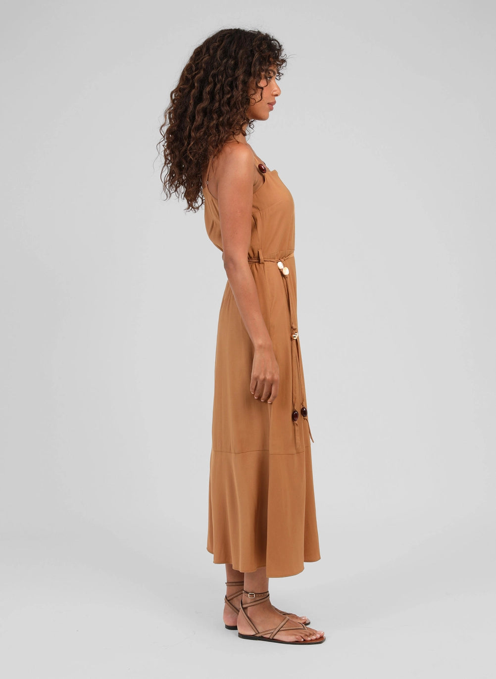 Angé Paris Maliam Camelbraun langes Midikleid mit Schmuckperlen