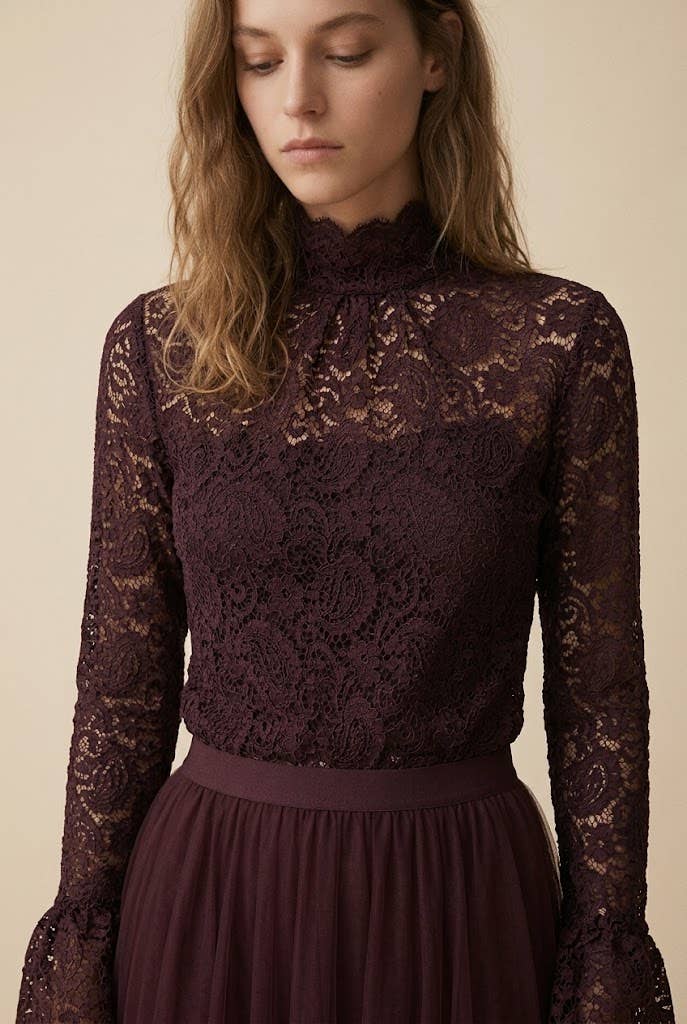 Choklate Paris Spitzenbluse „Caroline“ mit Stehkragen – Prune/Pflaume