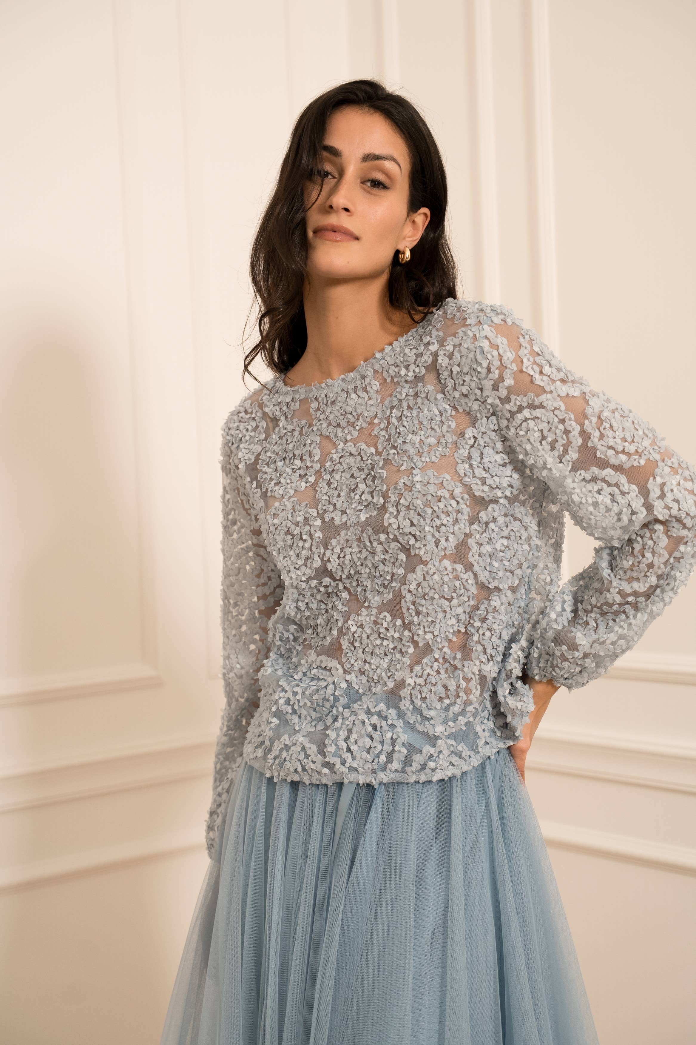 Choklate Paris Semitransparente Bluse mit Rosetten-Applikationen Hellblau