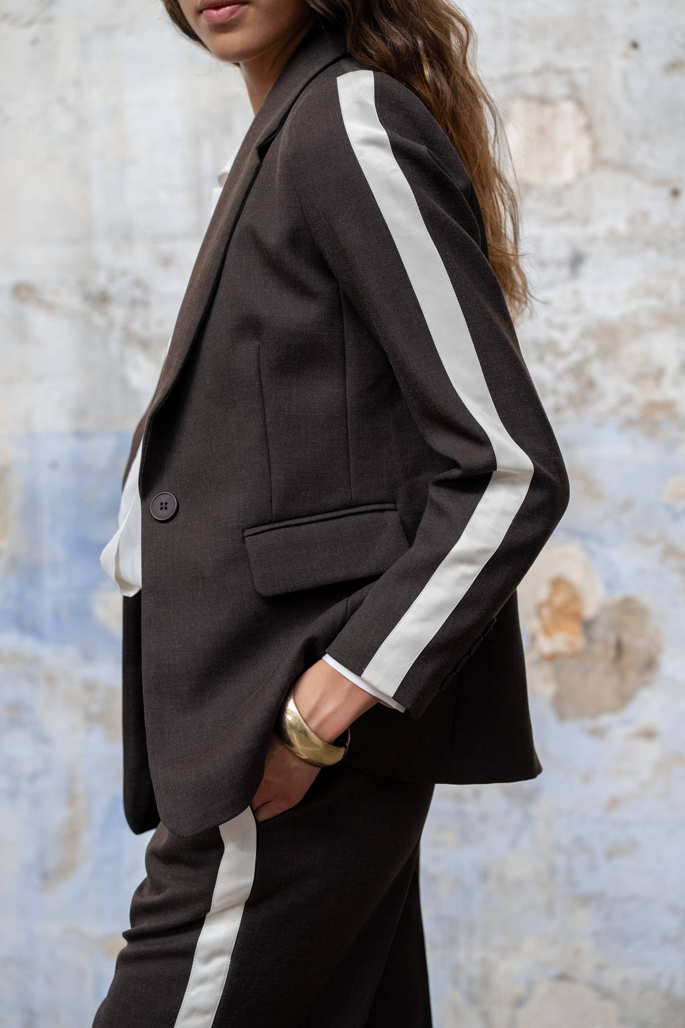 Lulumary Blazer mit weißen Ärmelstreifen Kaffeebraun
