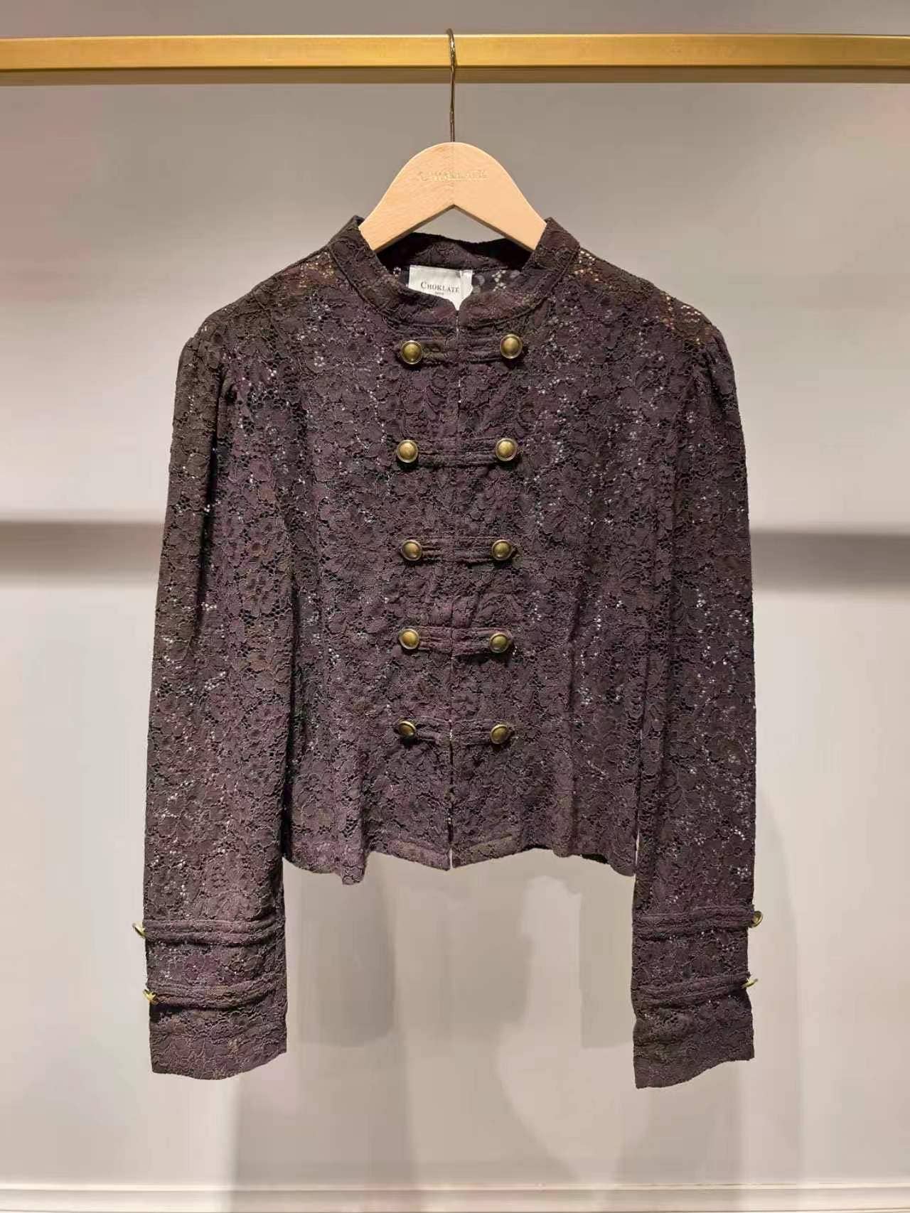 Choklate Paris Céline Spitzen-Blusenjacke mit Stehkragen in Choco
