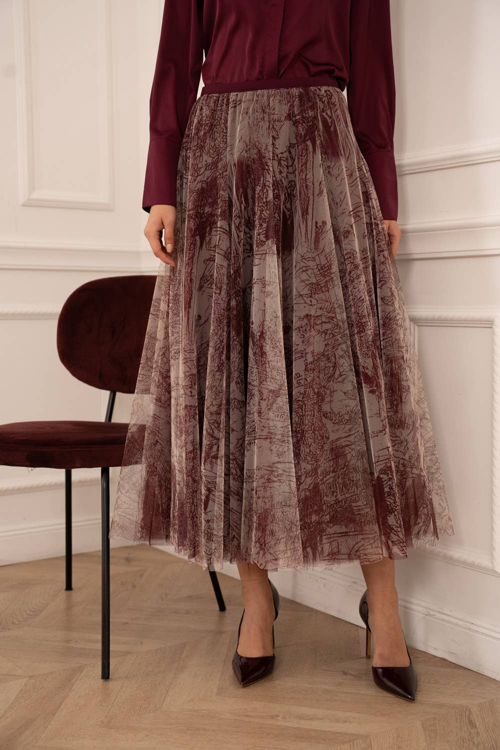Choklate Paris Ambre langer Tüllrock mit Toile-de-Jouy-Print in Bordeaux – schmale Silhouette
