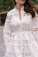 Choklate Paris - Kurzes Ellie-Kleid aus durchbrochener Baumwolle in Weiß - Hemdblusenkleid mit Spitzen-Einsätzen