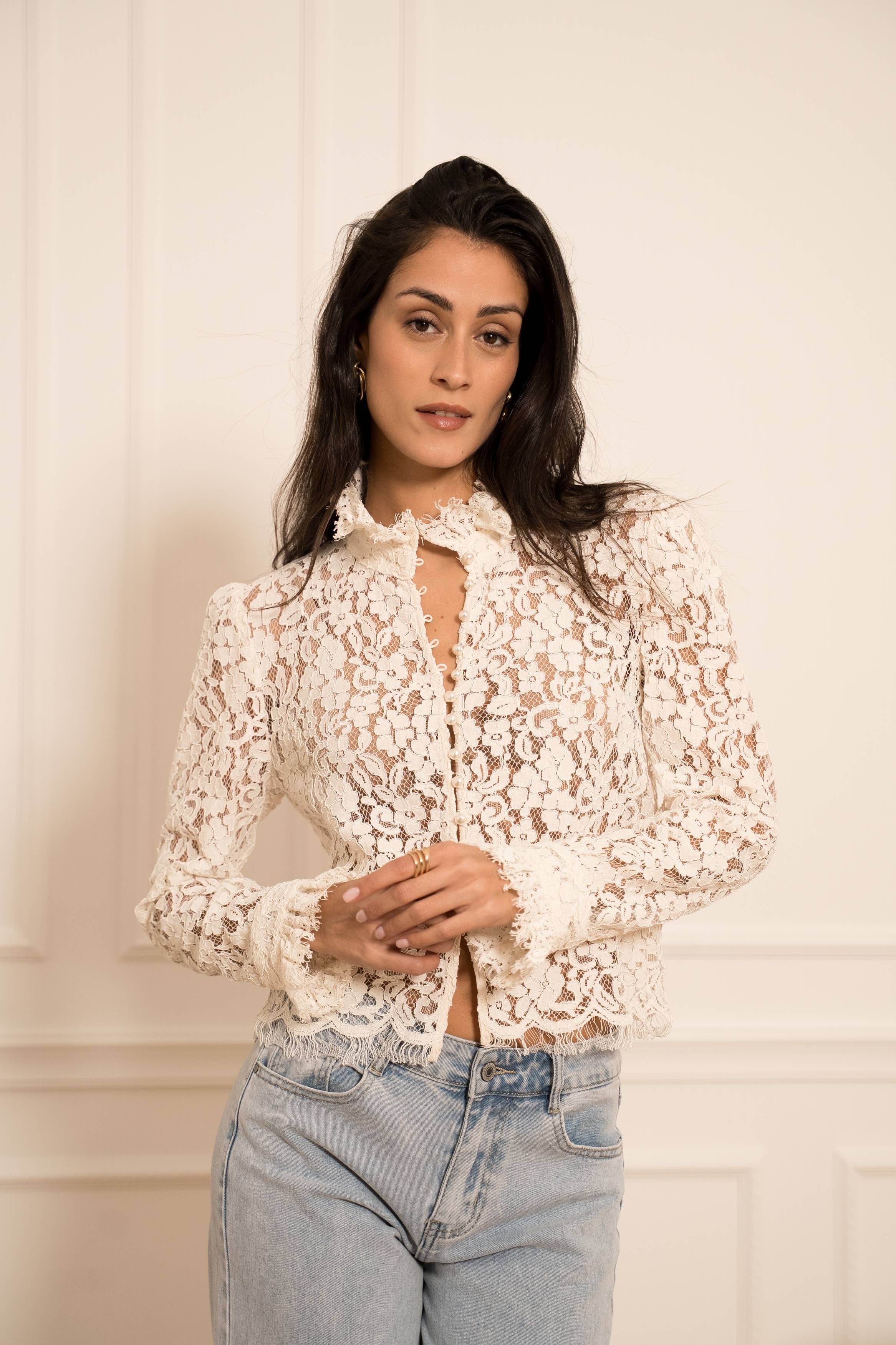 Choklate Paris Spitzenbluse mit Schmuckknöpfen Ecru
