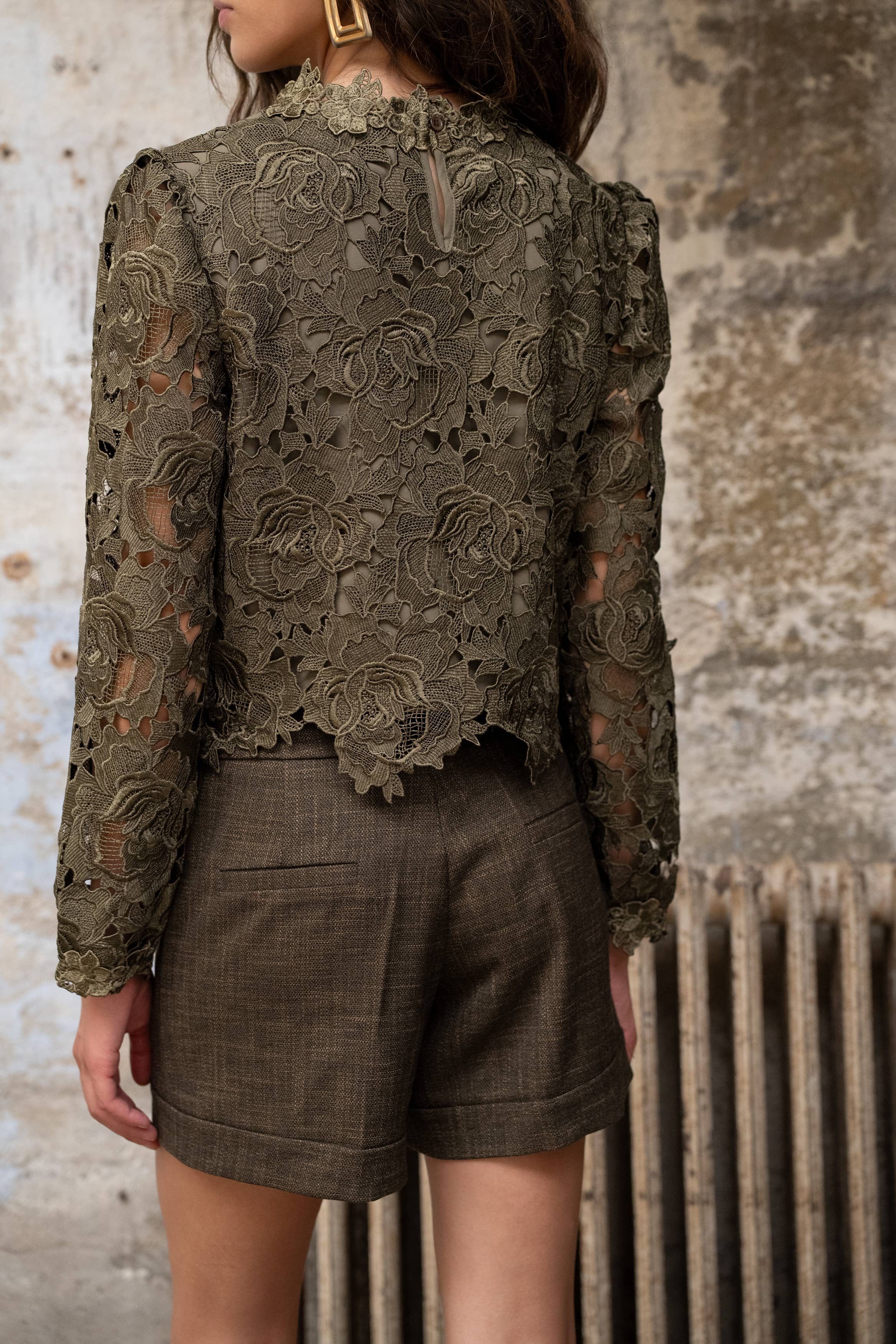Lulumary Guipure-Spitzenbluse mit Rosenrelief Khaki