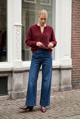 Tamba Flauschiger Angora-Strickpullover mit V-Ausschnitt in Bordeaux – lockere Passform