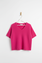 Julia Paris Baby-Alpaka Pullover in Fuchsia auf weißem Holzbügel