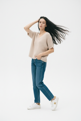 Julia Paris Baby-Alpaka Pullover mit weiß-goldenen Sneakers