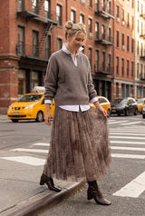 TAMBA Flauschiger Angora-Strickpullover mit V-Ausschnitt in Shipwreck-Taupe – lockere Passform
