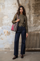 Lulumary Guipure-Bluse 3D Rosen + Paris Raw Jeans + Café de Paris Bag
