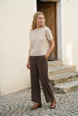 Lulumary Weicher Kurzarm-Pullover mit seitlichen Knöpfen in Beige – gerader Schnitt